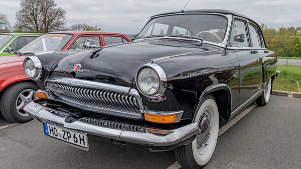 Заместникът на M20 Победа, официално известен като ГАЗ-21, е първият от многото автомобили, кръстени на река Волга. Тя тече през родния град на компанията Нижни Новгород (Горки от 1932 до 1990 година). 21 е седан, има също 22 комби. Плюс много рядък модел 23 с 5,5-литров V8 вместо нормалнана 2,5-литрова &bdquo;четворка&ldquo;.

Реалното производство на модела започва през април 1957 година и приключва след няколко актуализации през 1970 година,  като от завода излизат 638 875 екземпляра (според самата ГАЗ, въпреки че са публикувани други оценки).

Волга, която напуска завода през юли 1967 година, е едномилионният пътнически автомобил ГАЗ. А с камионите бройката удря 5 милиона още през февруари същата година.